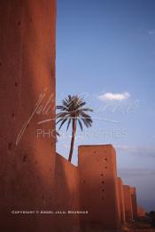 Image du Maroc Professionnelle de  Les remparts de Marrakech sont construits entièrement en pisé selon une technique séculaire par l'Almoravide Ali Ben Youssef au début de XIIème siècle pour se protéger des attaques extérieures. cette muraille s' étend sur dix-neuf kilomètres et atteint par endroit près de huit mètres de hauteur, Mardi 19 Août 1997. ((Photo / Abdeljalil Bounhar)